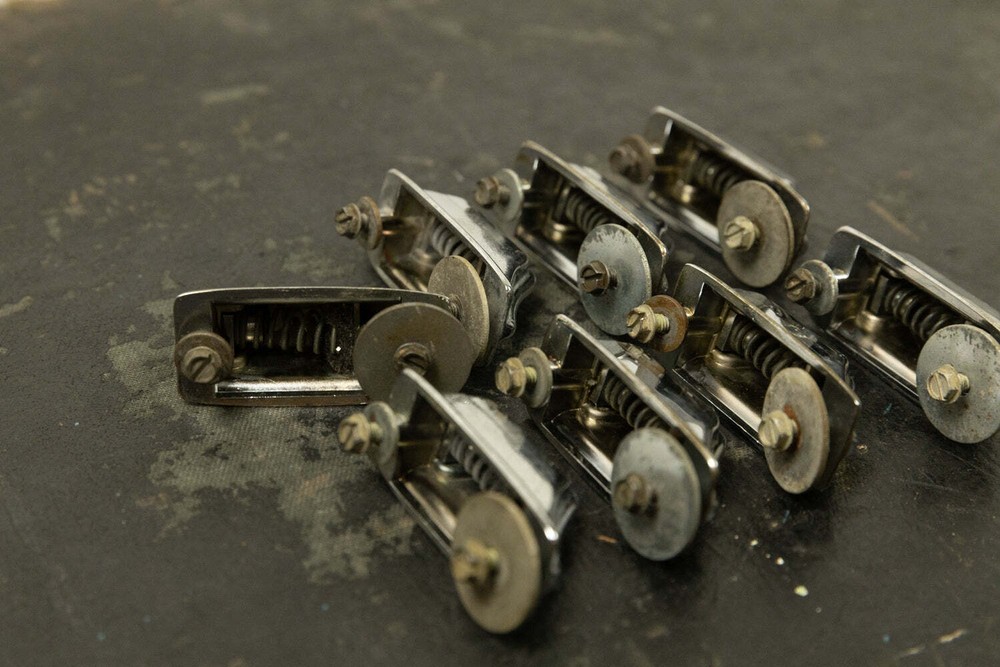 Vintage Rogers Small Beavertail Lugs (8)