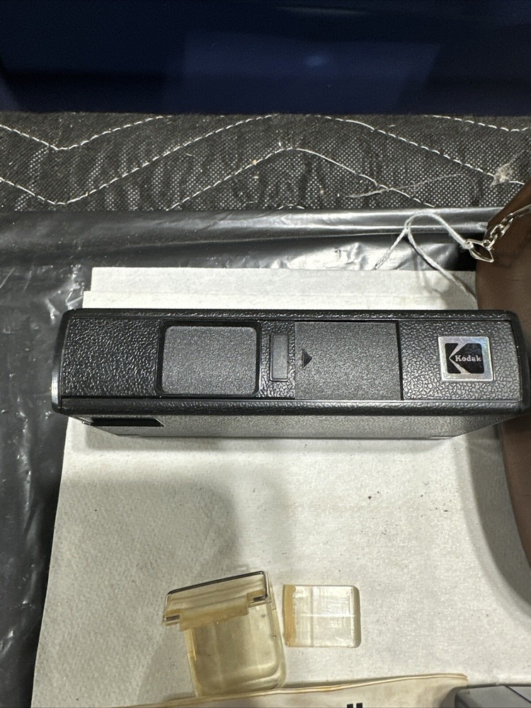 Several Vintage Cameras And Flash Bulbs, Read Full Description