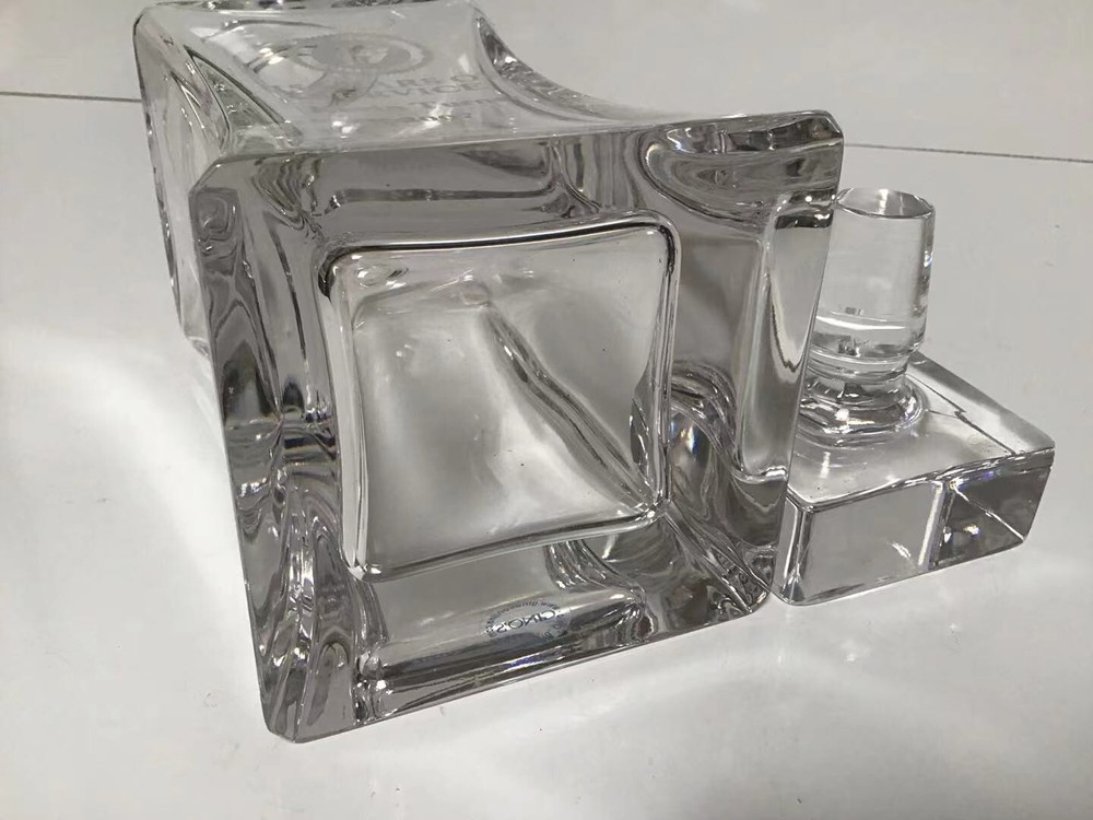 GINO'S 15 YEARS OF SERVICE 2007 CRYSTAL WINE BOTTLE FOR GIFT