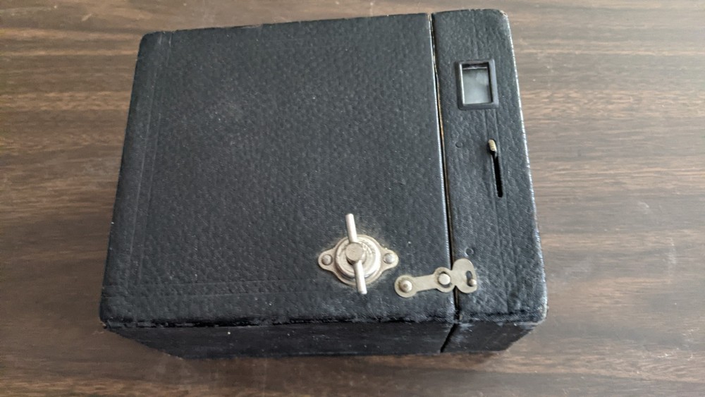 VINTAGE KODAK BROWNIE 2A BOX CAMERA--UNTESTED
