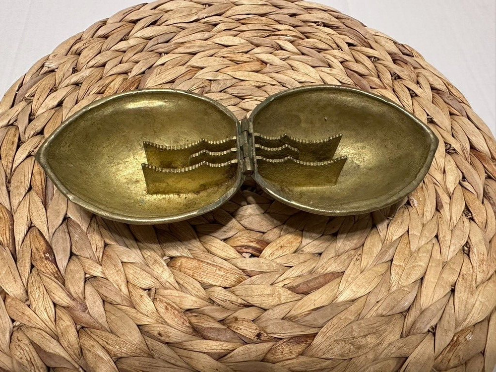 SOLID BRASS NUTCRACKER WALNUTS Vintage LARGE Walnut Shaped 5x3.5 Open