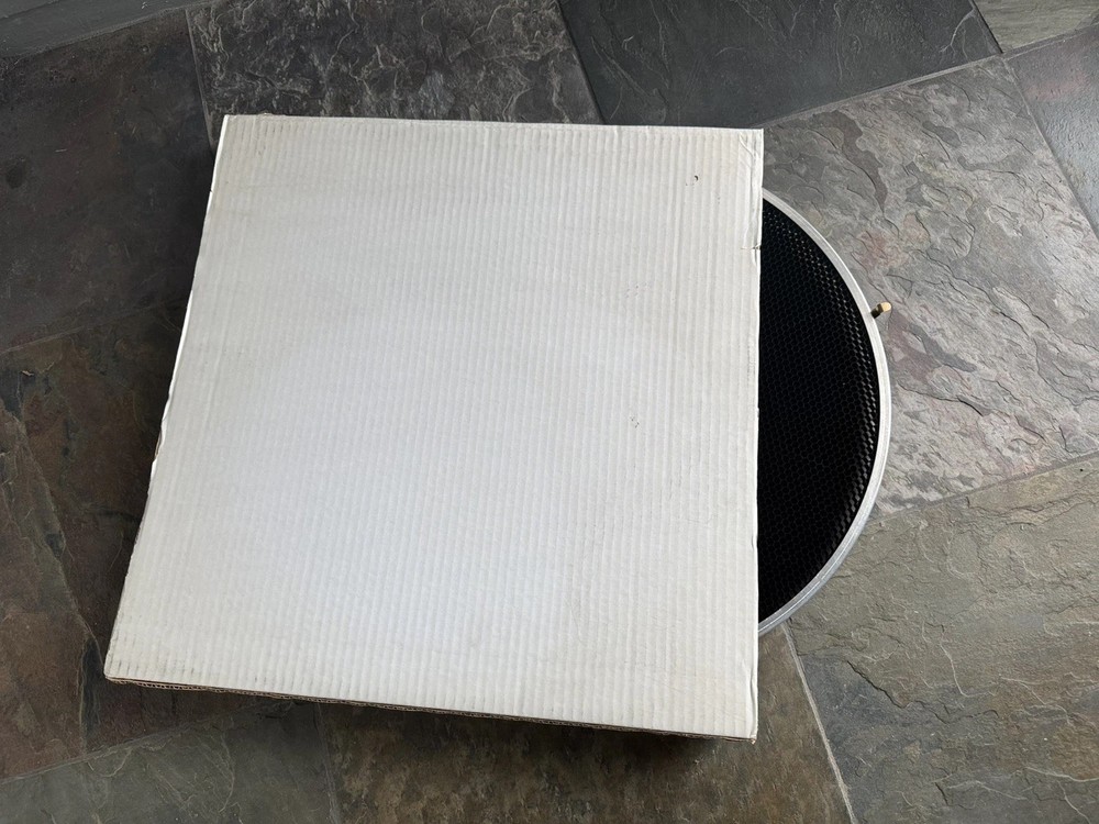 Broncolor 20" Beauty Dish Reflector Silver/ Case/Grid / Diffusion sock