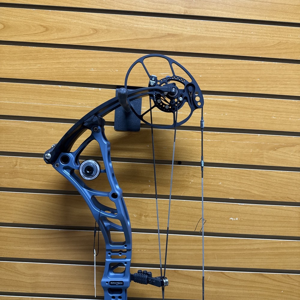 Item 3853 - Bowtech Archery Compound Bow - Virtue - RH - Tac Blue - #70