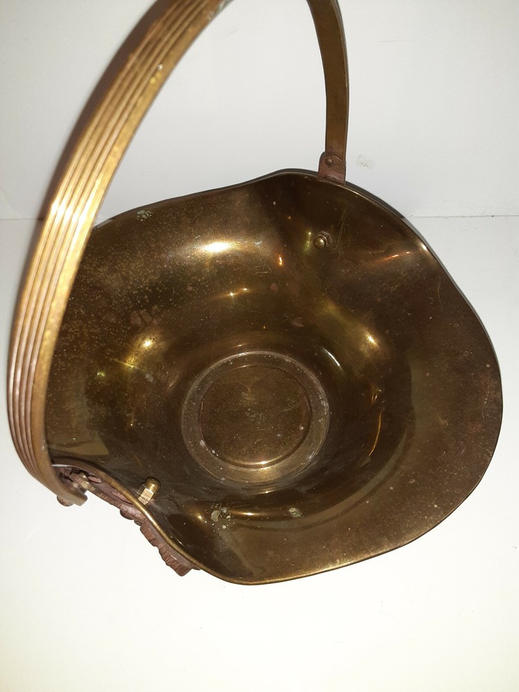 VINTAGE SOLID BRASS BASKET W/ LARGE HANDLE & BERRIES