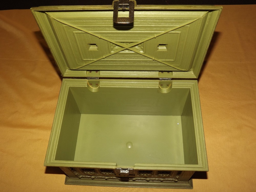 VINTAGE MAX KLEIN GREEN ORNATE PLASTIC SEWING KEEPSAKE BOX