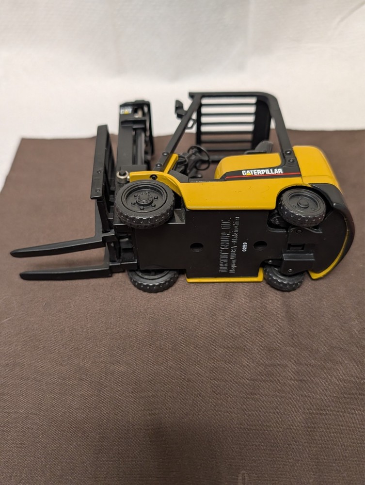 norscot die cast scale model caterpillar forklift