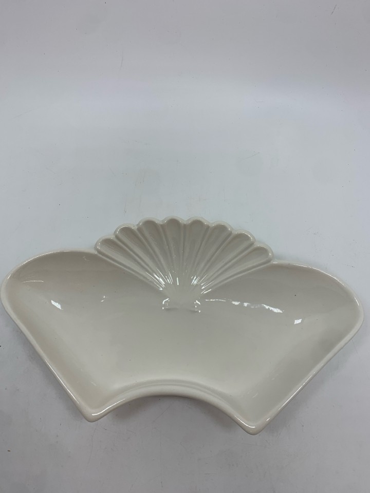 WHITE SCALLOPED SERVING DISH/TRINKET.