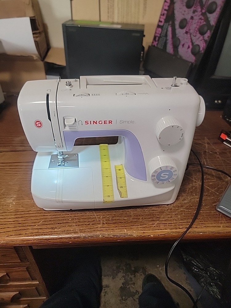 Singer Simple 3232 Sewing Machine.
