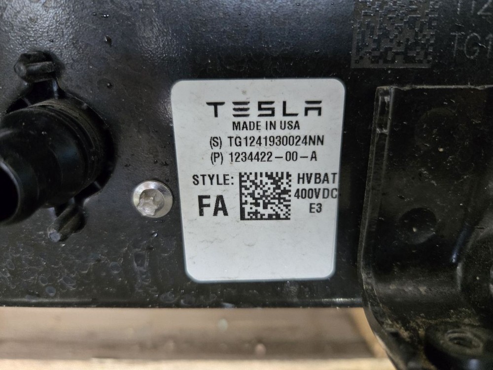 TESLA Y 2024 Battery - CASE SMASHED WILL NEED REPLACED