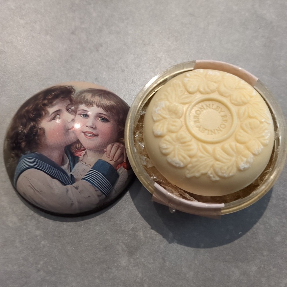 Bronnley White Iris Soap In Vintage Tin