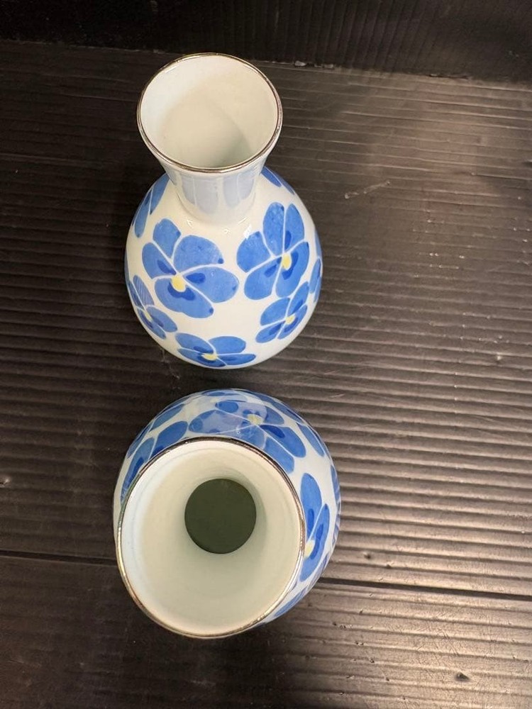 ✨Arita ware✨Ceramic sake bottle with blue flower pattern