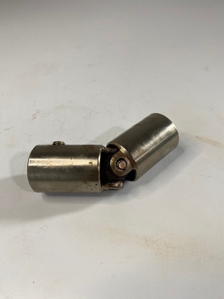 ONE (1) Universal U - Joint Coupler BL-131 1/2" Bore (USED)