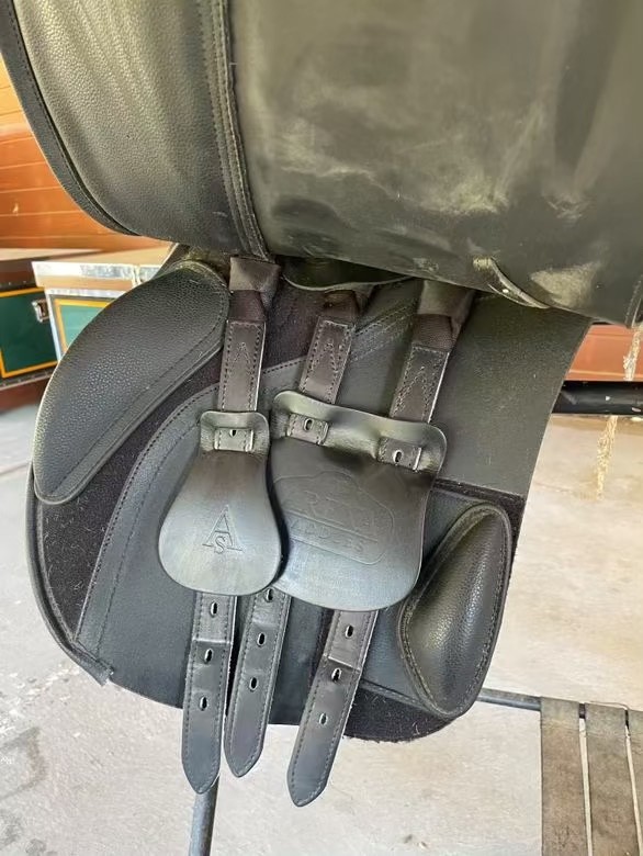 jumping saddle 17 used