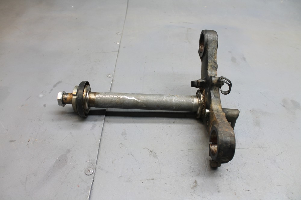 SUZUKI1982 GS300L FRONT FORKS CLAMP LOWER TRIPLE TREE STEM