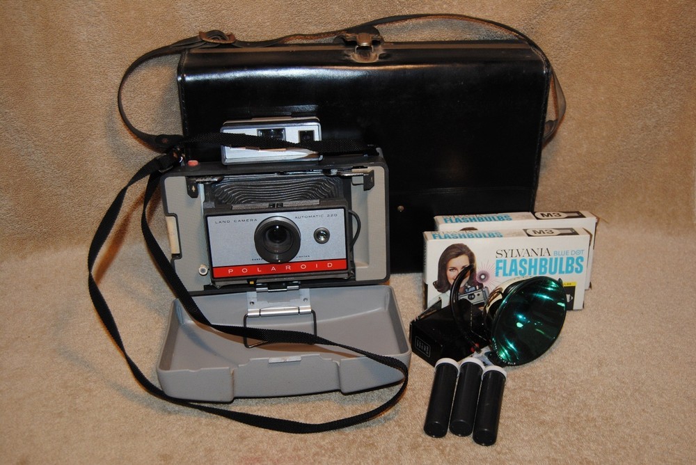 Vintage Polaroid 220 Automatic Land Camera with Case Flash Unit & M3 Flashbulbs