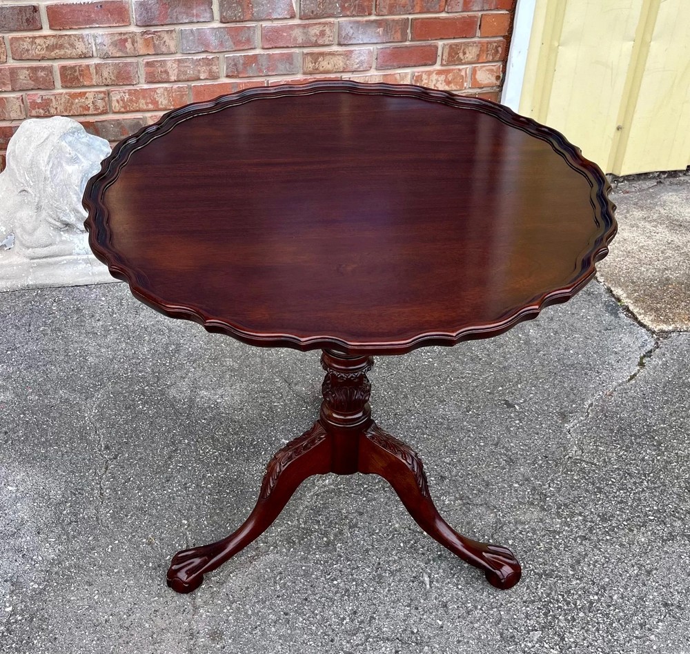 Craftique tilt-top pie crust table