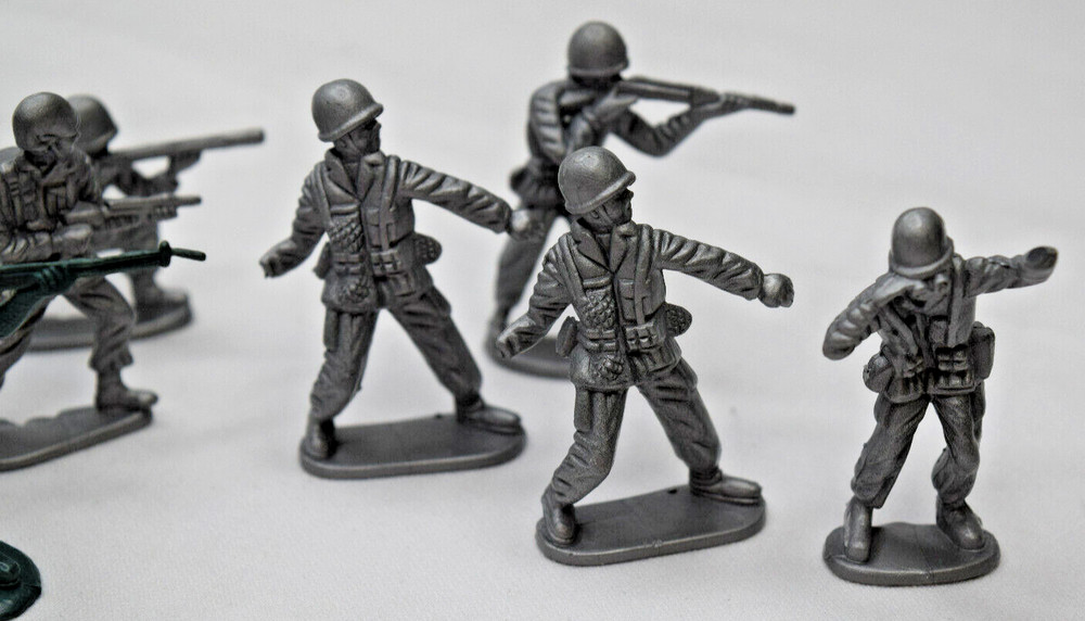 Mixed Lot of 18 Army Men