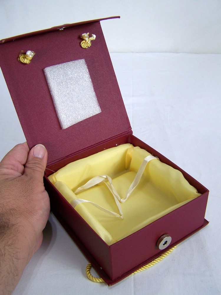 Red High Quality Gift Box Padded with Handles