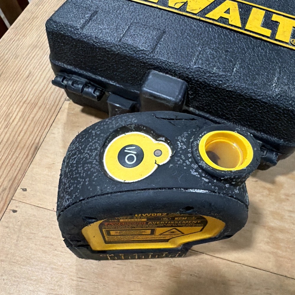 Dewalt DW082 Type 2 Laser Plumb Bob Self Leveling Level Preowned With Case
