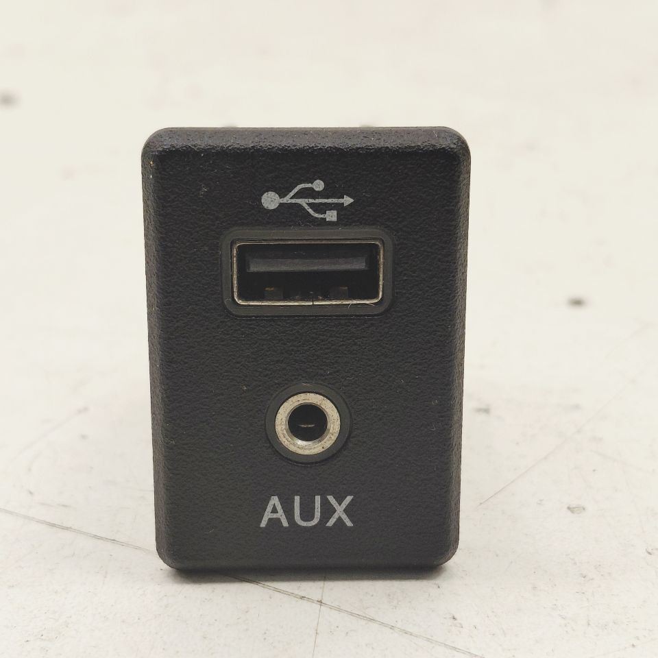 Nissan Rogue USB Plug In Hub Port  2017 2018 2019