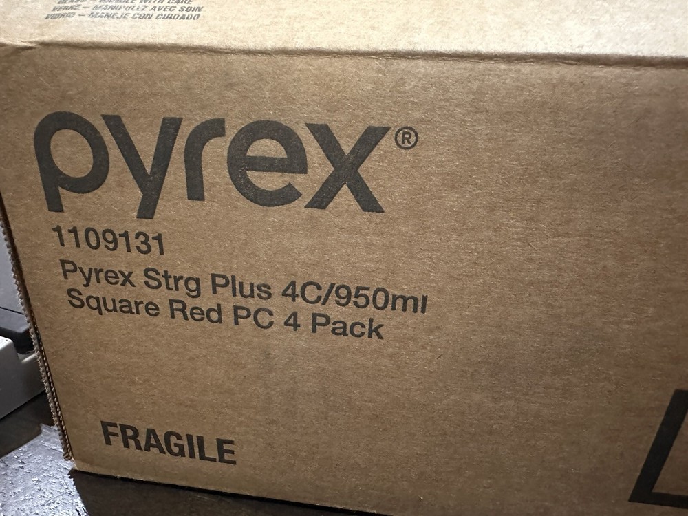 4 PCS Pyrex Storage Plus 4 Cup Square Red with Lid