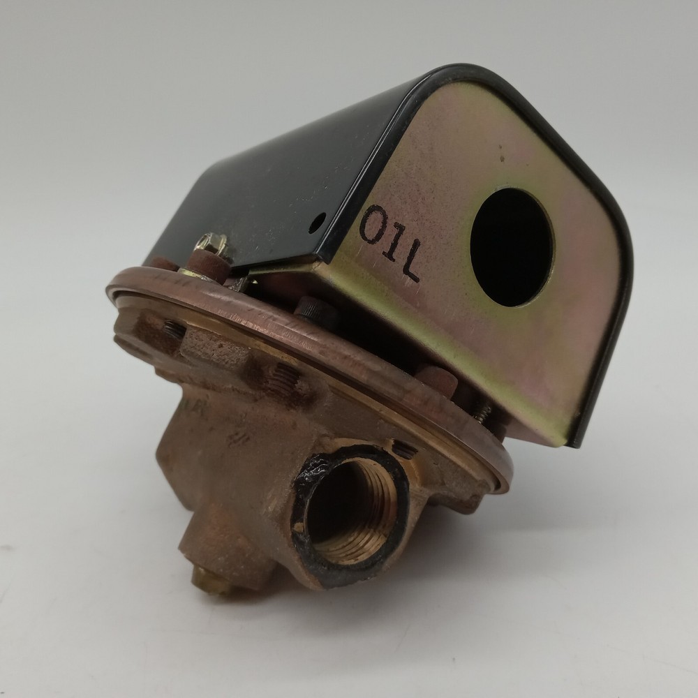 McDonnell & Miller FS1 1/2 NPT Flow Switch