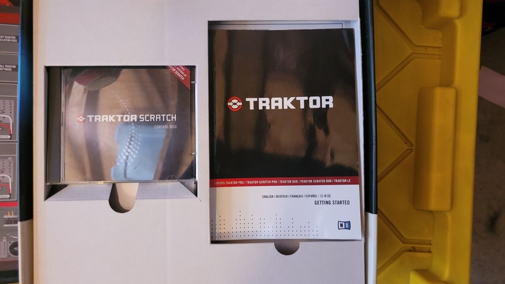 Native Instruments Traktor Scratch Duo w/Traktor Pro2 Upgrade License