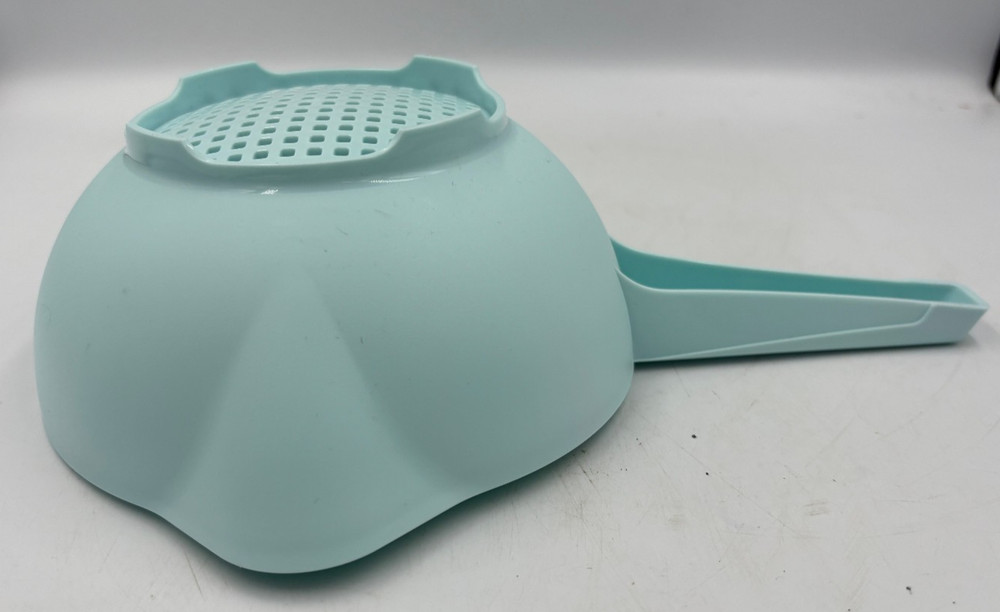 Tupperware 1 Quart Mini Strainer #10417– Aqua – Double Spout