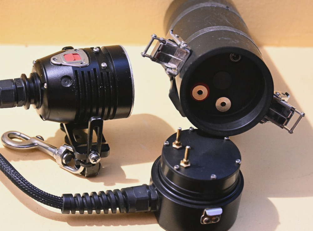 Deep 6 D6Wh 4000L Canister Dive Light.