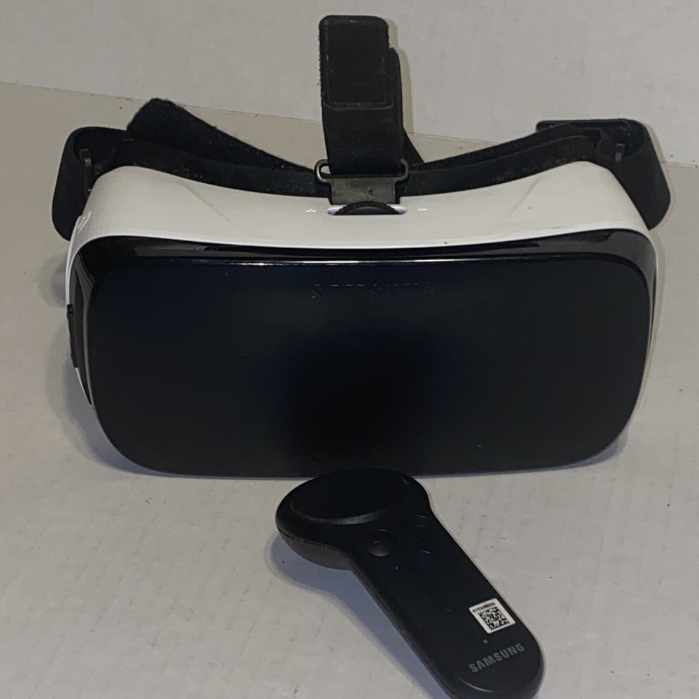 Samsung Gear VR SM-R322 Headset & Controller Powered by Oculus