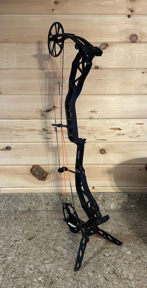 Black Bear Archery Resurgence Compound Bow LD - Right Hand