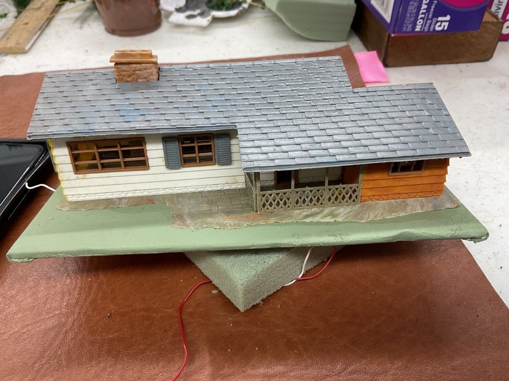 HO SCALE MODERN, SURBAN LIGHTS UP