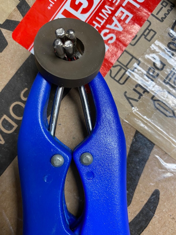 String Swing Guitar Rubber Security Keeper Ring CC10 Stretcher Tool Wall Hanger