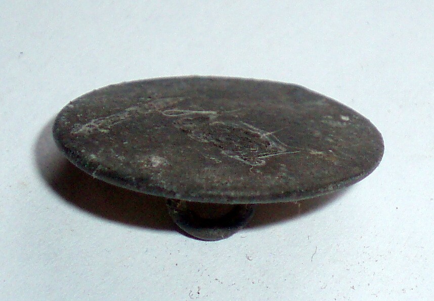 1823 - 1865 ANTIQUE SOLID PEWTER JACKET BUTTON W/ ST EDWARDS CROWN MAKER MARK