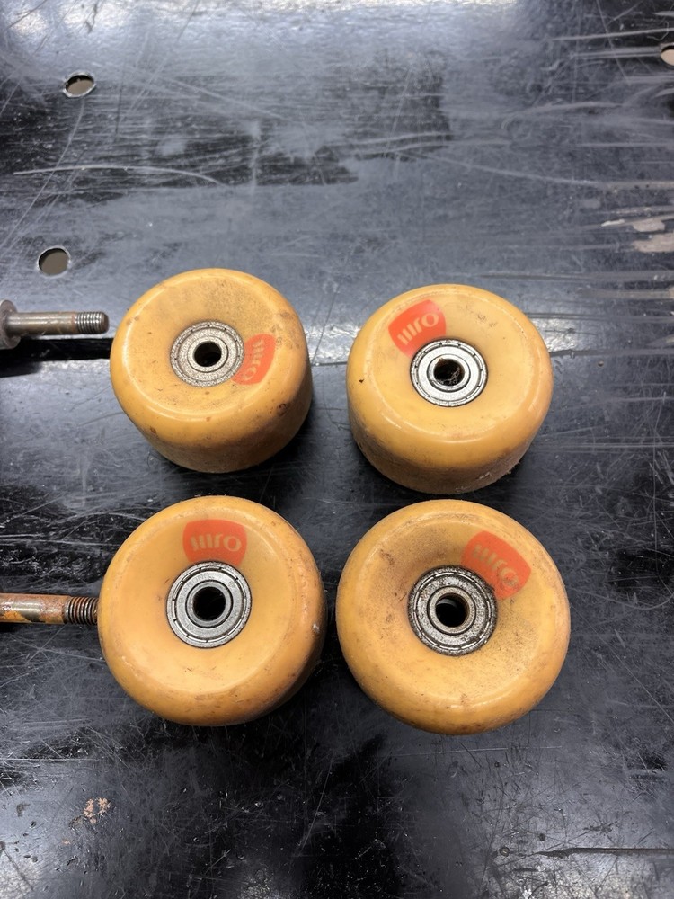 SKATEBOARD THUNDER TRUCKS AND WHEELS