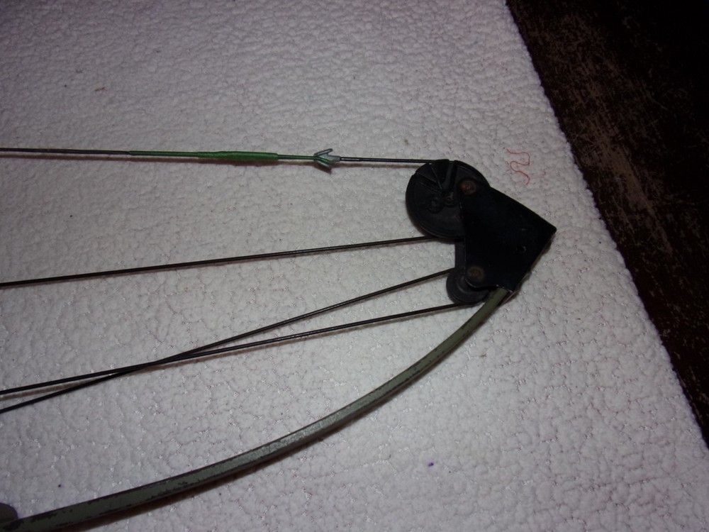 Bear Whitetail Hunter Vintage Green Camouflage Compound Bow