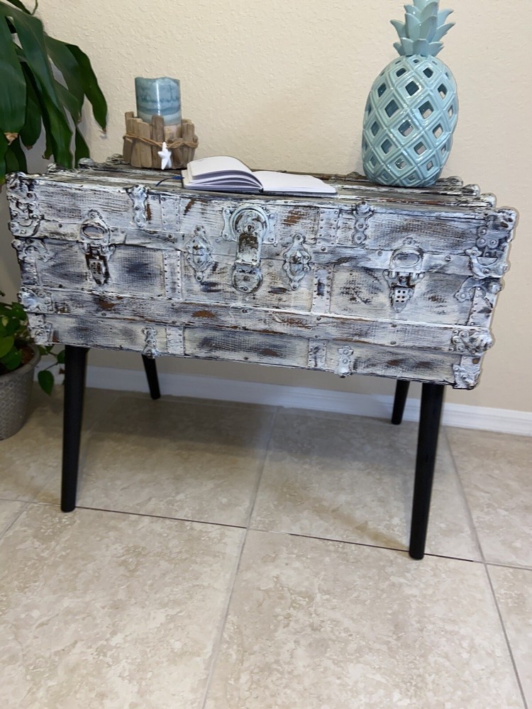 vintage trunk Table