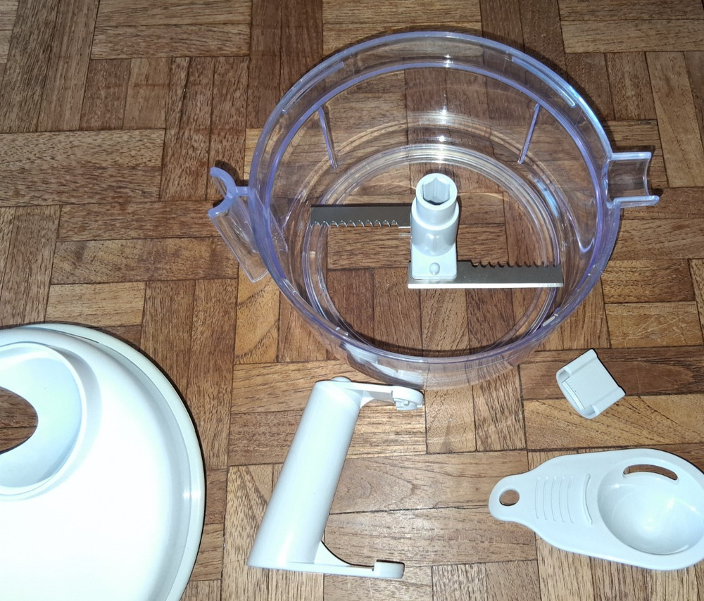 WHITE manual chopper is multi-functional w/ slicer, blender & salad spinner (B1)