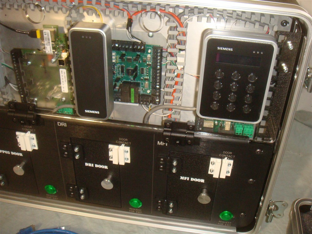 SIEMENS ACCESS CONTROL SIMULATOR/DISPLAY CASE WITH AR20M-MF & AR40S-MF READERS