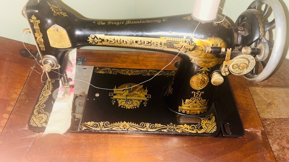 Beautiful singer sewing machine vintage
