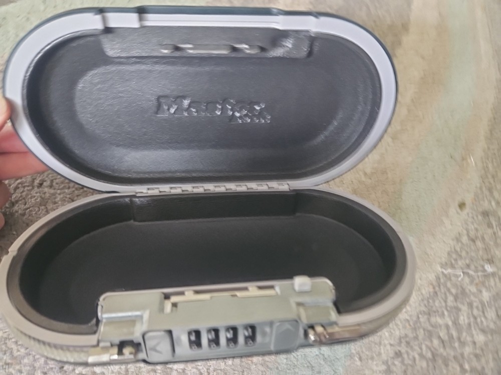 Master Lock Safe Space Portable Personal Safe 2420BQ Works Missing Roller Cover