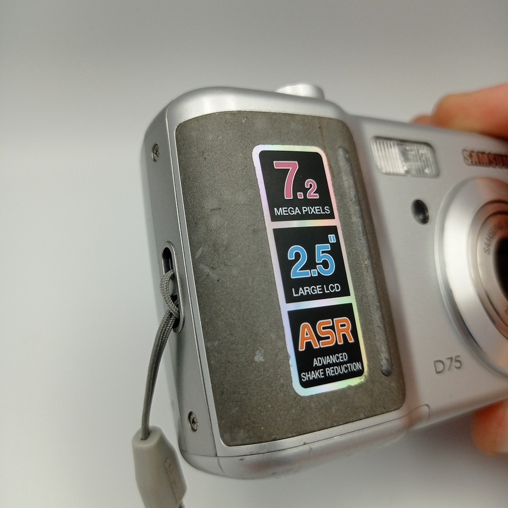 Samsung Digimax D75 7.2MP Compact Digital Camera Silver - Powers Off Randomly