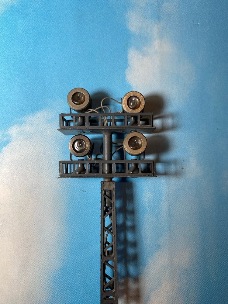 Vintage HO scale wired 4 Light Rail yard Floodlight. ***Read***
