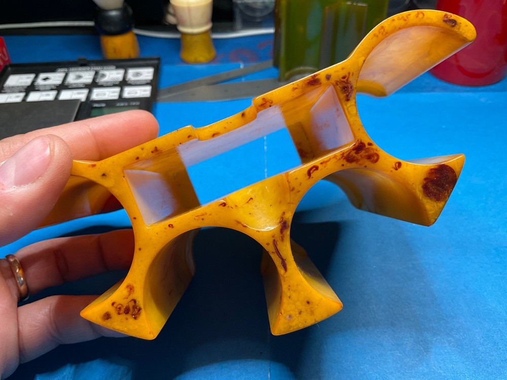 BEAUTIFULLY MARBLED BAKELITE POKER CHIP CADDY