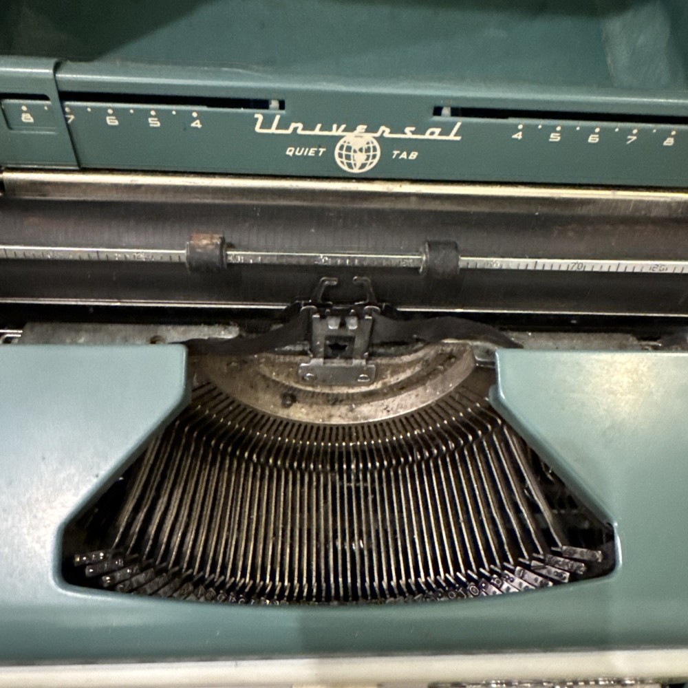 Underwood Universal Quiet Tab Portable Typewriter Blue