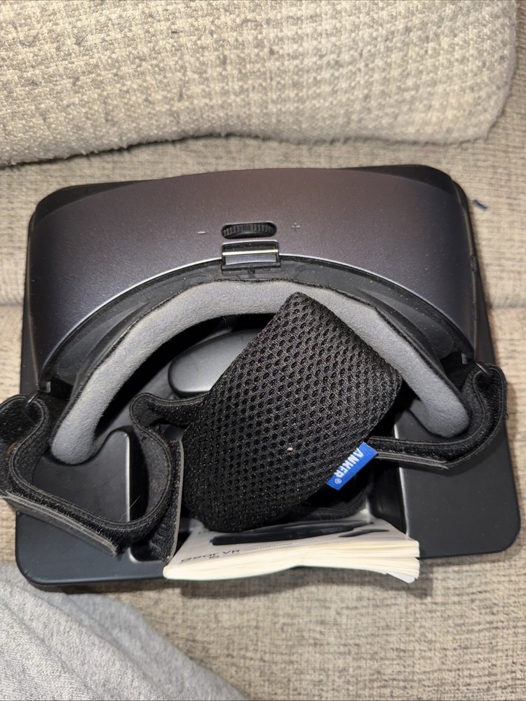 Samsung Gear VR with Controller Powered by Oculus with Original Box SM-R324