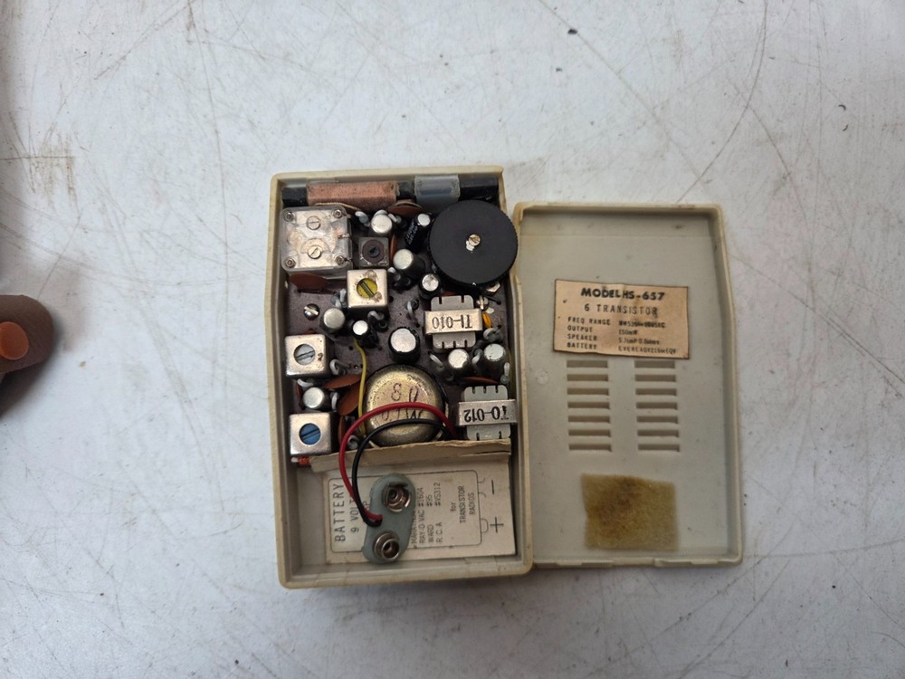 Vintage Summit Transistor HS-657 Transistor radio in case