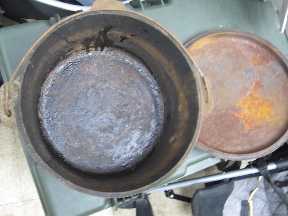 ANTIQUE CAST IRON DUTCH OVEN W/LID AND HANDLE