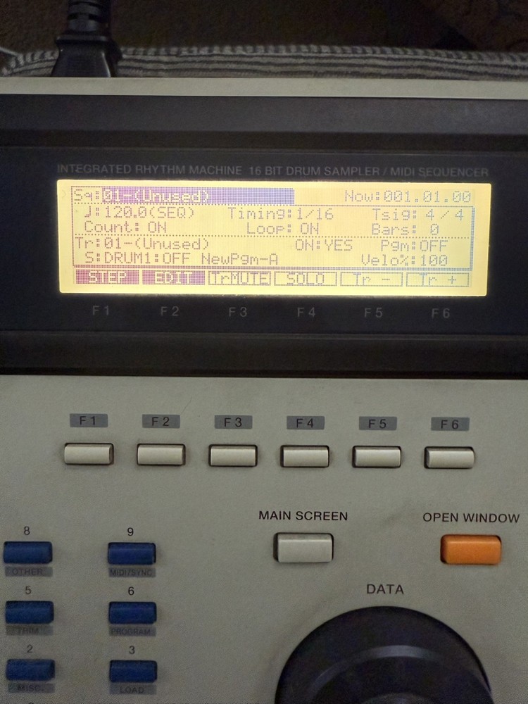 Akai MPC 2000 XL Sampler/Sequencer Drum Machine 8 Outputs Great Condition