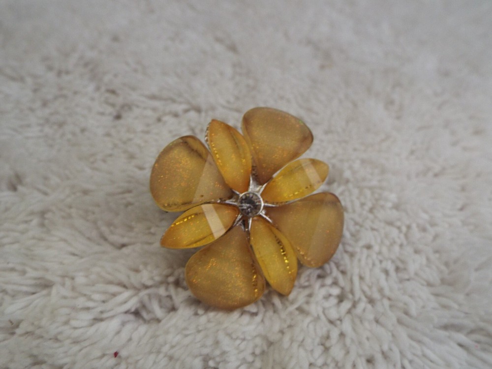 Yellow Flower Ring ~ Stretchband Size 6-10 (A79)